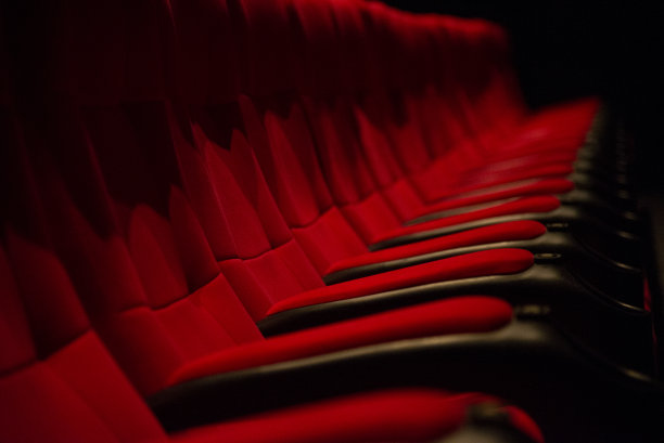 红色的电影院座位没有人。图片下载