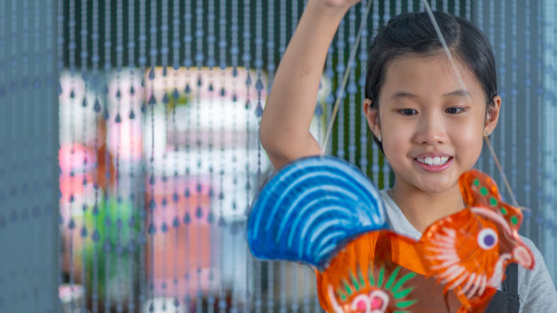 小朋友们在中秋节玩元宵玩得很开心图片下载