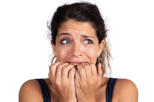 年轻女子感到害怕、恐惧和焦虑图片下载