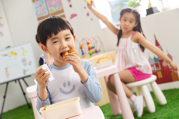 幼儿园的孩子吃图片下载