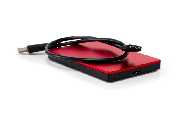 带有usb 3.0连接线的红色外置硬盘。在便携式硬盘上存储数据的最佳方式。特写孤立的白色表面与阴影。图片下载