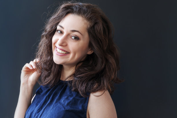 快乐的微笑女孩，黑发美女的肖像，积极乐观，在黑色背景下隔离，欧洲女人，积极的人类情感面部表情肢体语言图片下载