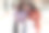 两个美丽的女人看着他们的购物袋和欣赏购买，黑发女孩摆姿势与张开的嘴，女士穿着休闲服装。购物、生活方式的概念。图片下载