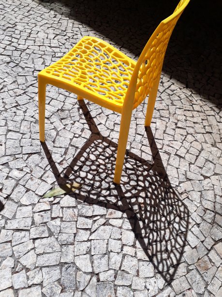 葡萄牙石地板上的黄色椅子图片下载