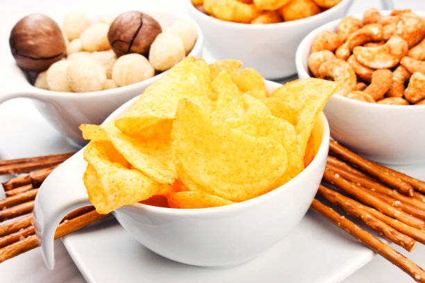 各种各样的零食加薯条和坚果图片下载