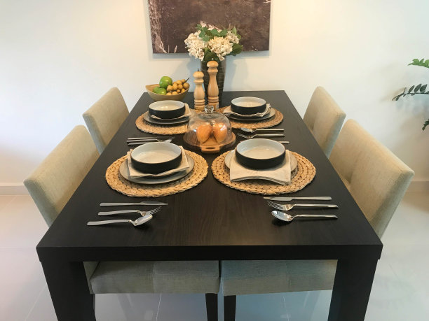 棕色调的现代餐桌图片下载