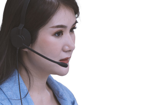 年轻女子是呼叫中心的工作人员。图片下载