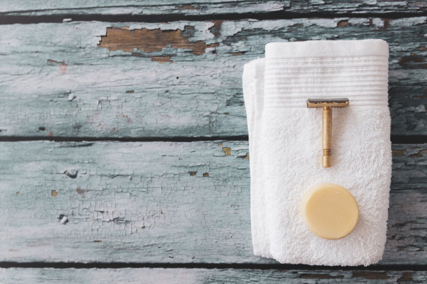 刮胡子用的肥皂、剃须刀和毛巾图片下载