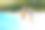 热带海滩上的孩子们。孩子们在海上玩耍。图片下载
