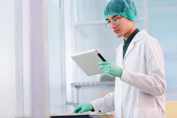 科学家使用平板电脑工作图片下载