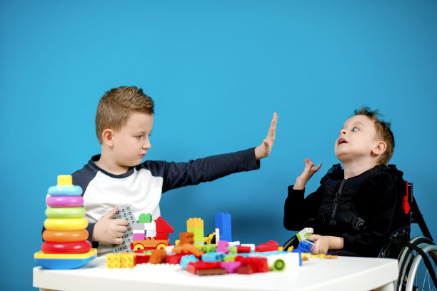 男孩们玩方块图片下载