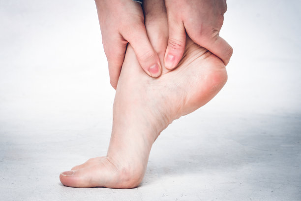 女孩因严重瘀伤和疼痛按摩脚素材图片