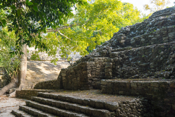 古玛雅城市科巴。考古遗址中的旧建筑。丛林中的废墟。旅行的照片。金塔纳罗奥州。尤卡坦半岛。图片下载