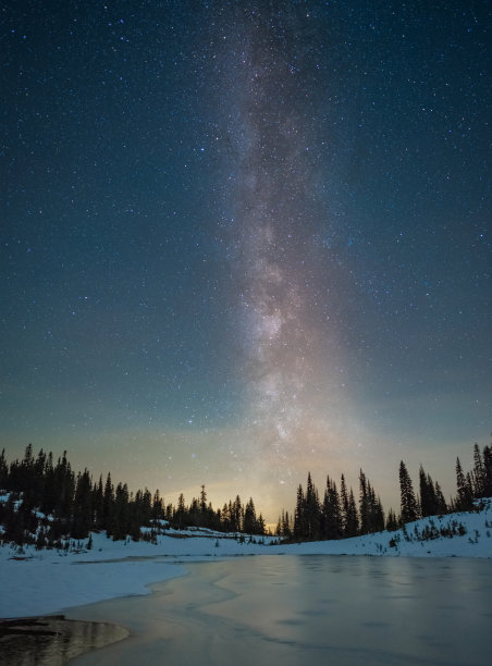 雪湖上的银河图片下载