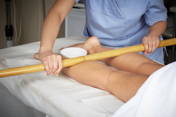 在养生俱乐部享受泰式按摩图片下载