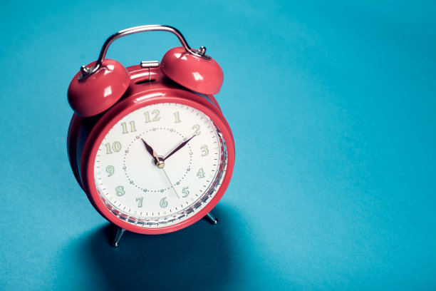 闹钟上的彩色背景。素材图片