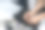 女裁缝正在为黑色阔腿裤缝上拉链图片下载