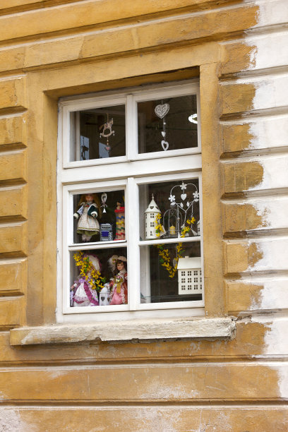 旧房子的墙，窗外有洋娃娃。大计划图片下载