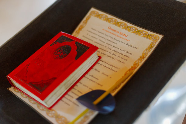 教堂架子上的红色圣经图片下载