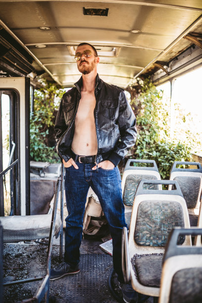 老巴士上的赤膊帅哥图片下载