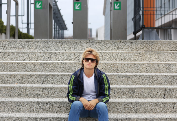 在城市背景下的迷人青少年男孩图片下载