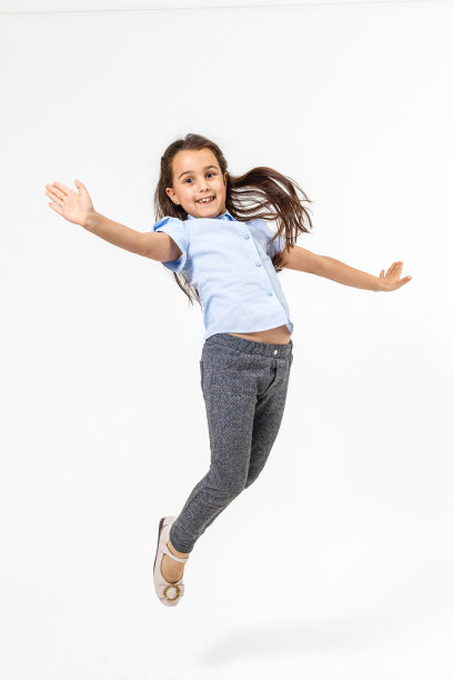 小女孩在白色背景上跳了起来图片下载