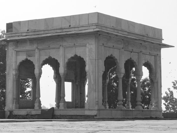 印度德里红堡内的黑色和白色老建筑，著名的红堡内视图图片下载