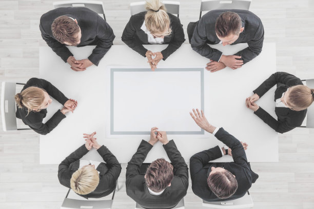 商务人士围坐在桌旁图片下载