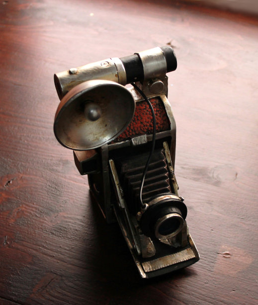 木头背景上的旧相机图片下载