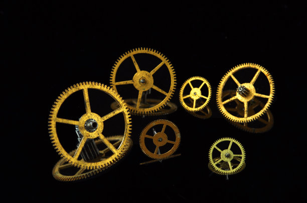 几个齿轮由黄色金属在黑色图片下载