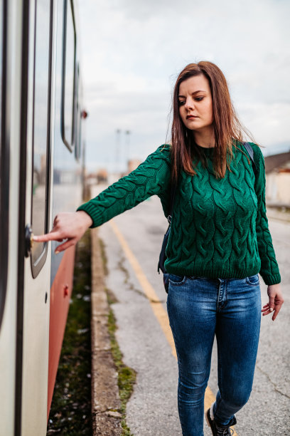 年轻女子打开火车门图片下载