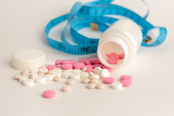 腰围卷尺配减肥药，减肥饮食或补品，健康食品和健康生活方式，有害食品图片下载