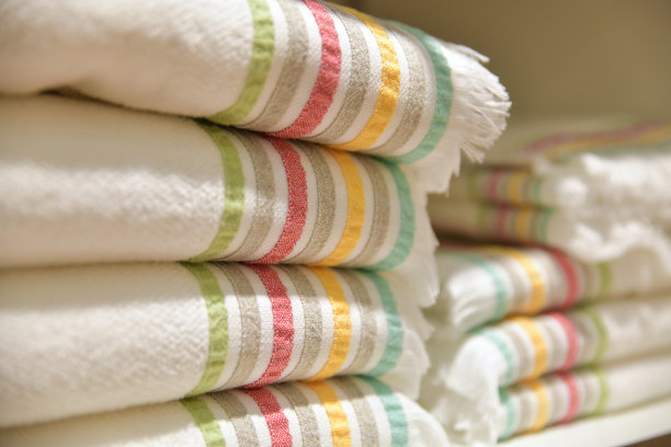 商店架子上折叠的床罩图片下载