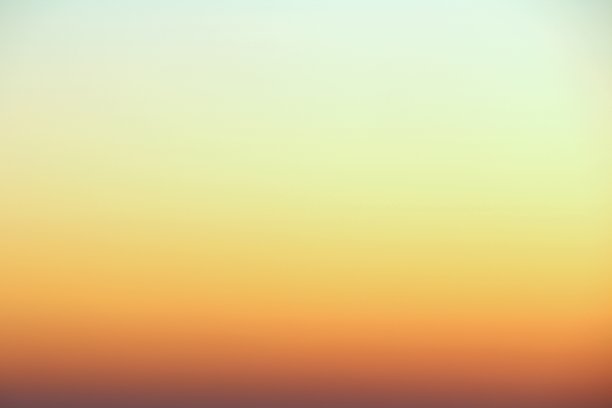 日落或日出时地平线上燃烧的天空。明亮的彩虹色黄色，橙色和红色。文字和设计的彩色背景图片下载