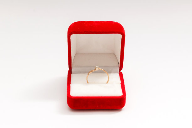 白色背景上的结婚戒指图片下载