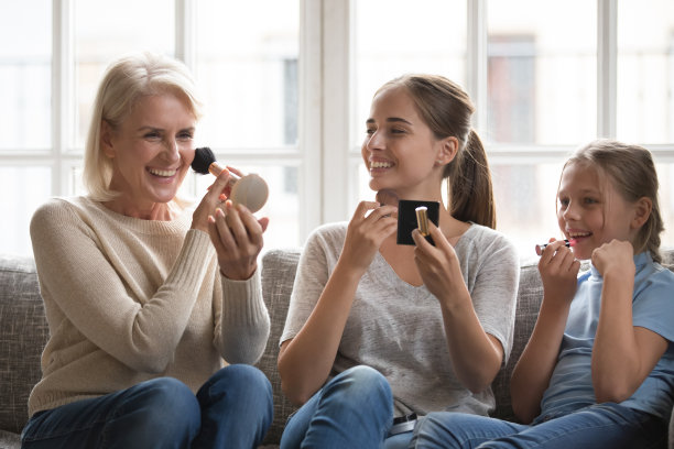 有趣的小女孩和妈妈和奶奶在化妆图片下载