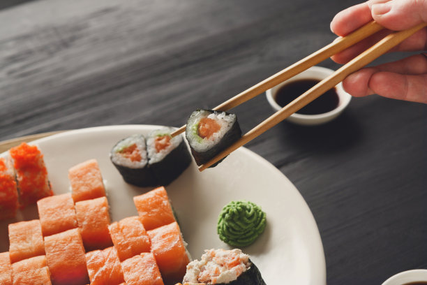 在日本餐厅吃寿司和寿司卷图片下载