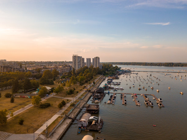 日落时分，贝尔格莱德泽蒙港口的鸟瞰图图片下载