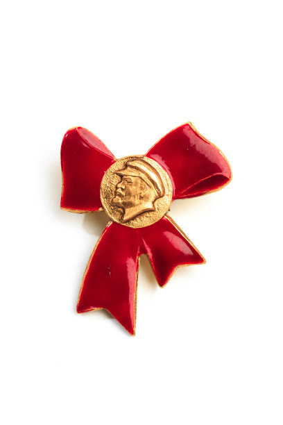 莫斯科，俄罗斯- 2020年2月6日。:苏联金属徽章孤立在白色背景上图片下载