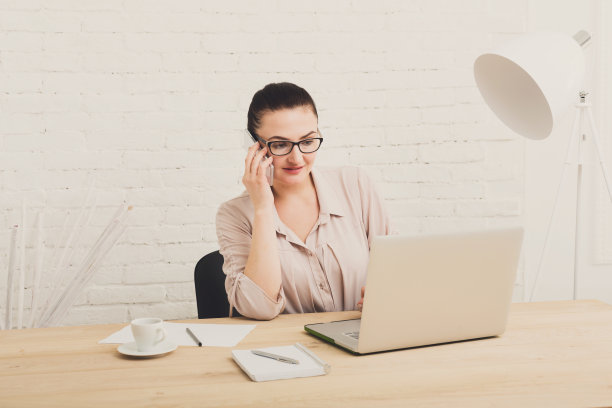 在办公室里打电话的中年女商人图片下载