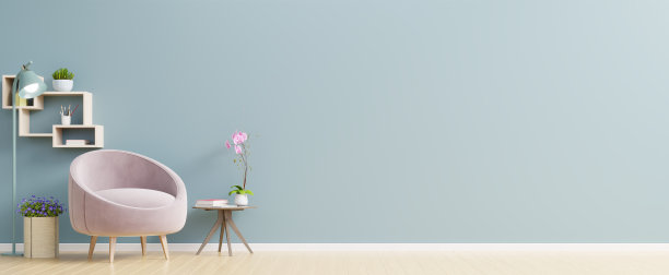 室内有一张粉色扶手椅，背景是空的蓝色墙壁。图片下载