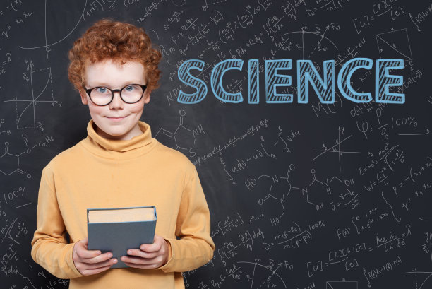 孩子学习科学。孩子快乐的男孩图片下载