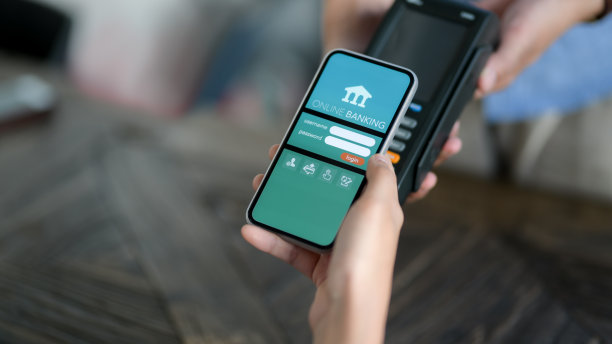 男性顾客使用手机银行应用程序付款的局部照片图片下载