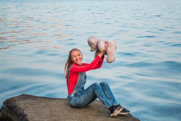 带着泰迪熊的女孩图片下载