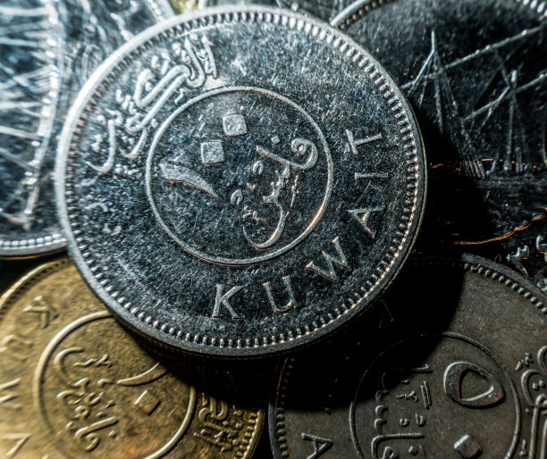 第纳尔硬币，科威特国家货币和可兰经线图片下载