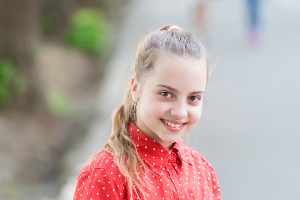 天真和纯洁的观念。温柔的小娃儿微笑着美丽的脸庞。幸福和快乐。露齿微笑。小孩子快乐的微笑。牙齿健康，微笑的孩子。可爱的女孩真诚的微笑图片下载