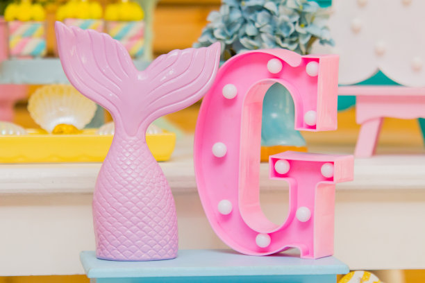 里约热内卢的美人鱼尾巴派对装饰，侧面带有字母G图片下载