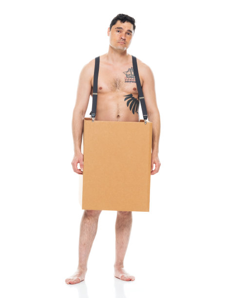 年轻男子站在白色背景前，穿着背带，拿着盒子图片下载