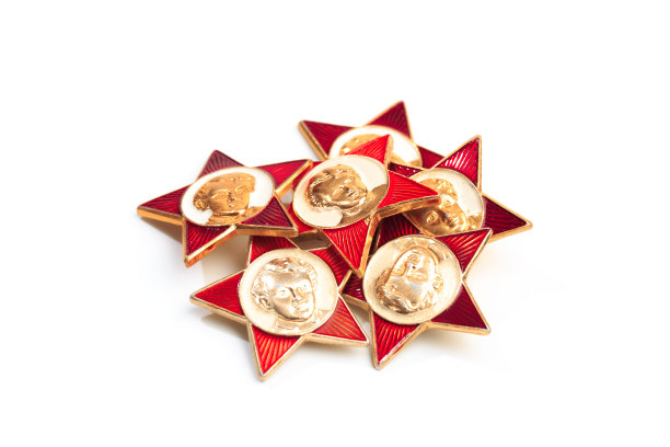 莫斯科，俄罗斯- 2020年2月6日。:苏联金属徽章孤立在白色背景上图片下载