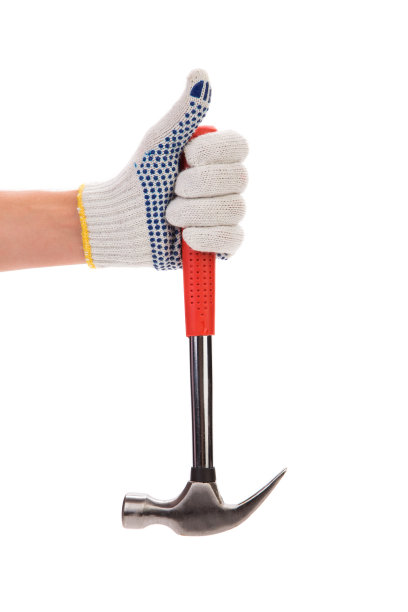 戴手套的男人手拿着锤子图片下载